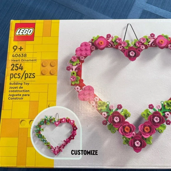 LEGO Floral Heart Wreath with Pink and Green Accents - Picture 4 of 4